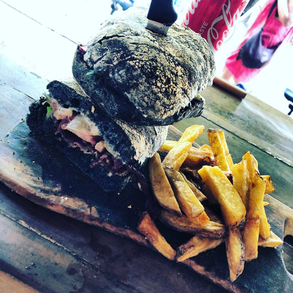 Lækker burger på Mowies - Gili Air